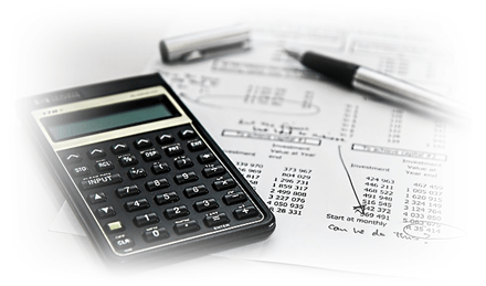 Kalkulator i notatki służący do obliczania zysków z inwestycji