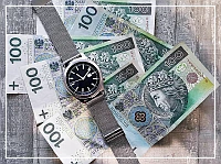 Miniaturka z pieniędzmi i zegarkiem