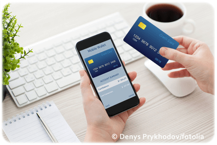 Karta płatnicza oraz smartfon służący do płatności online