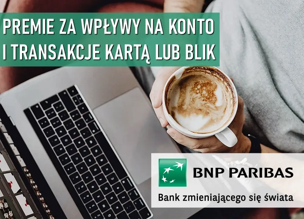 Klawiatura laptopa, kawa i informacja o promocji z premiami w BNP Paribas