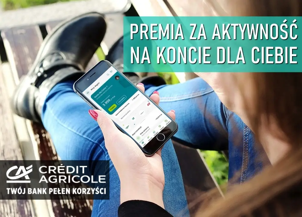 Dziewczyna ze smartfonem i informacja o promocji z premiami w Credit Agricole