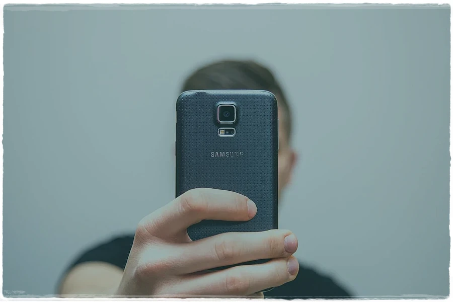 Robienie zdjęcia selfie smartfonem samsunga