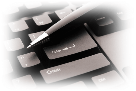 Długopis i klawiatura symbolizująca umowę online